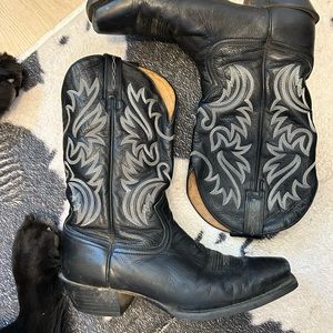 Black men’s Ariat cowboy boots size 12